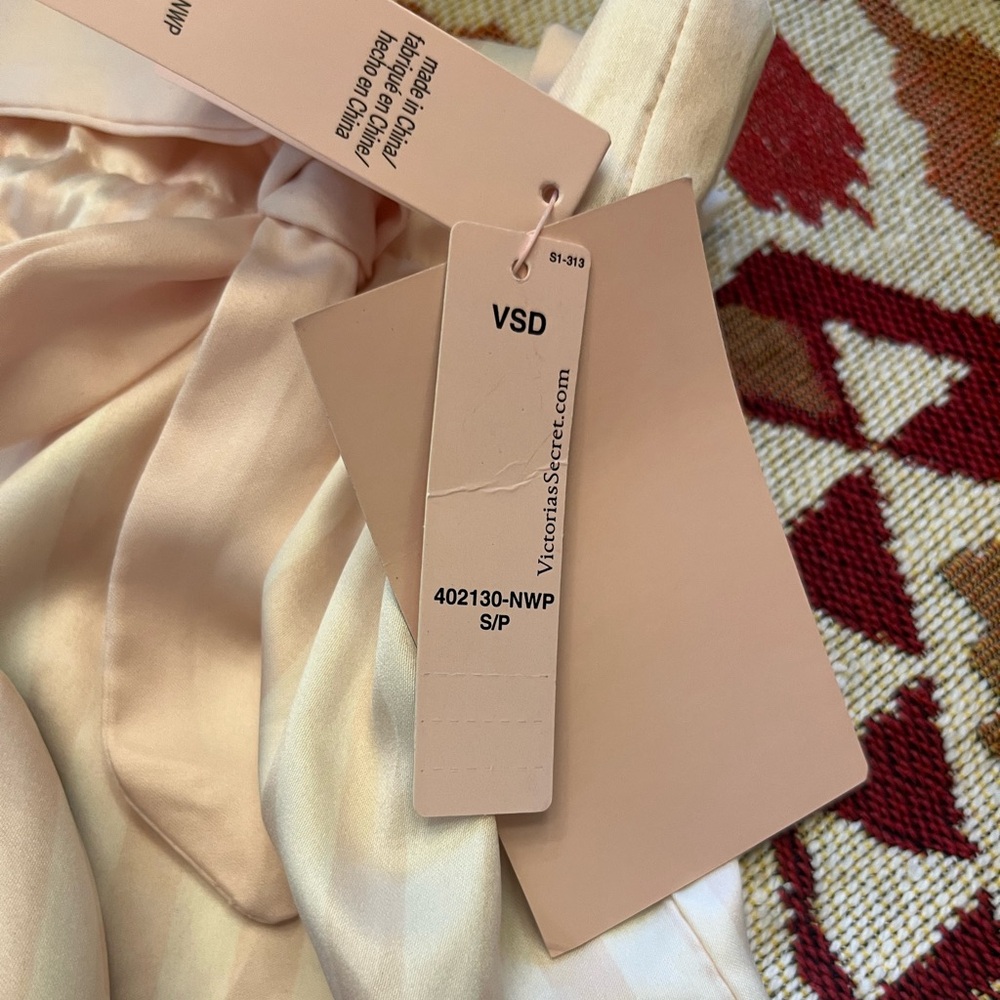 VICTORIA’S SECRET *NEW* Light Pink Striped Slippers with bag - Picture 11 of 11